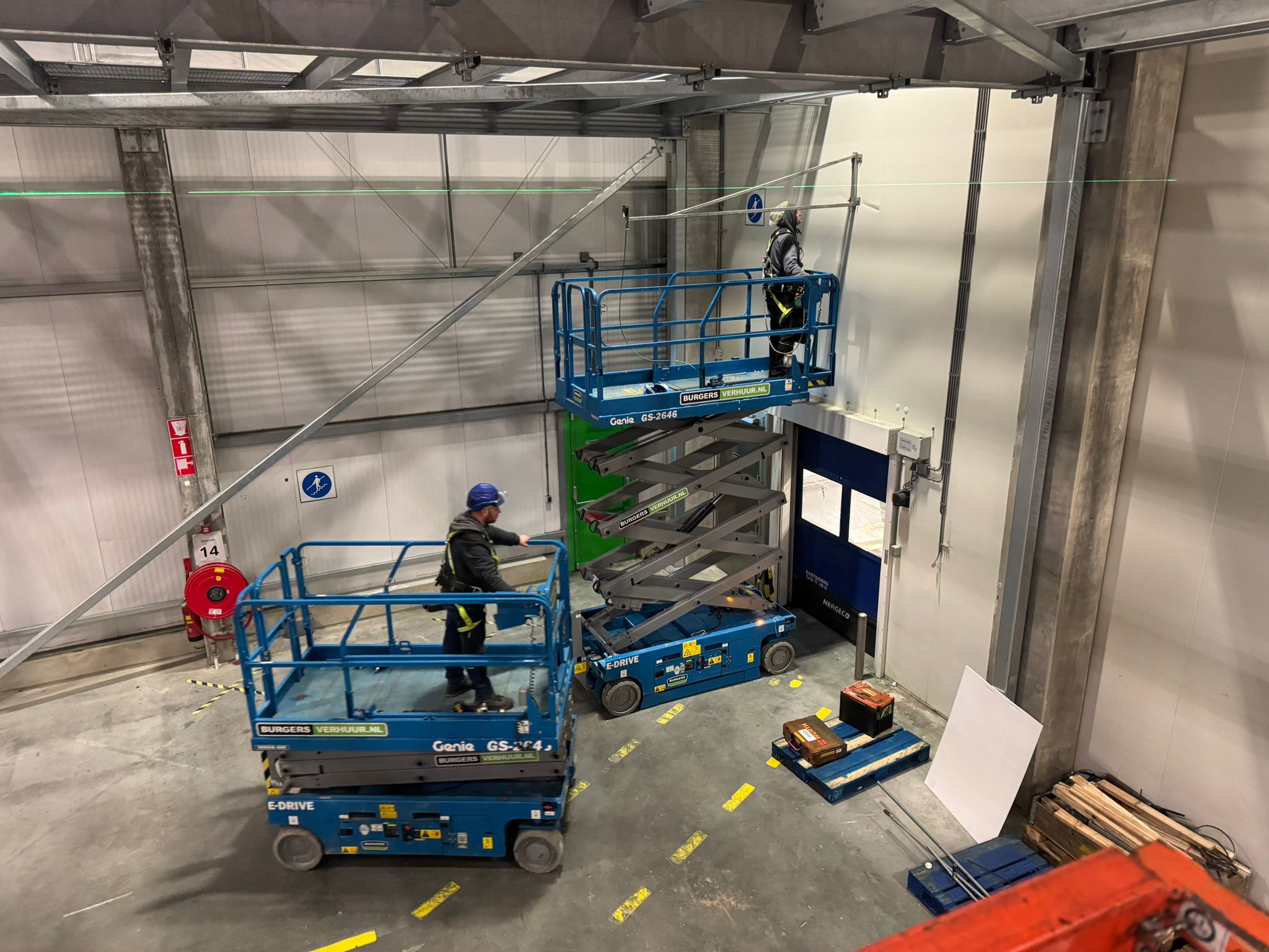 Team von Panel Montage bei der Montage einer hohen Paneelwand – Unternehmensarchiv