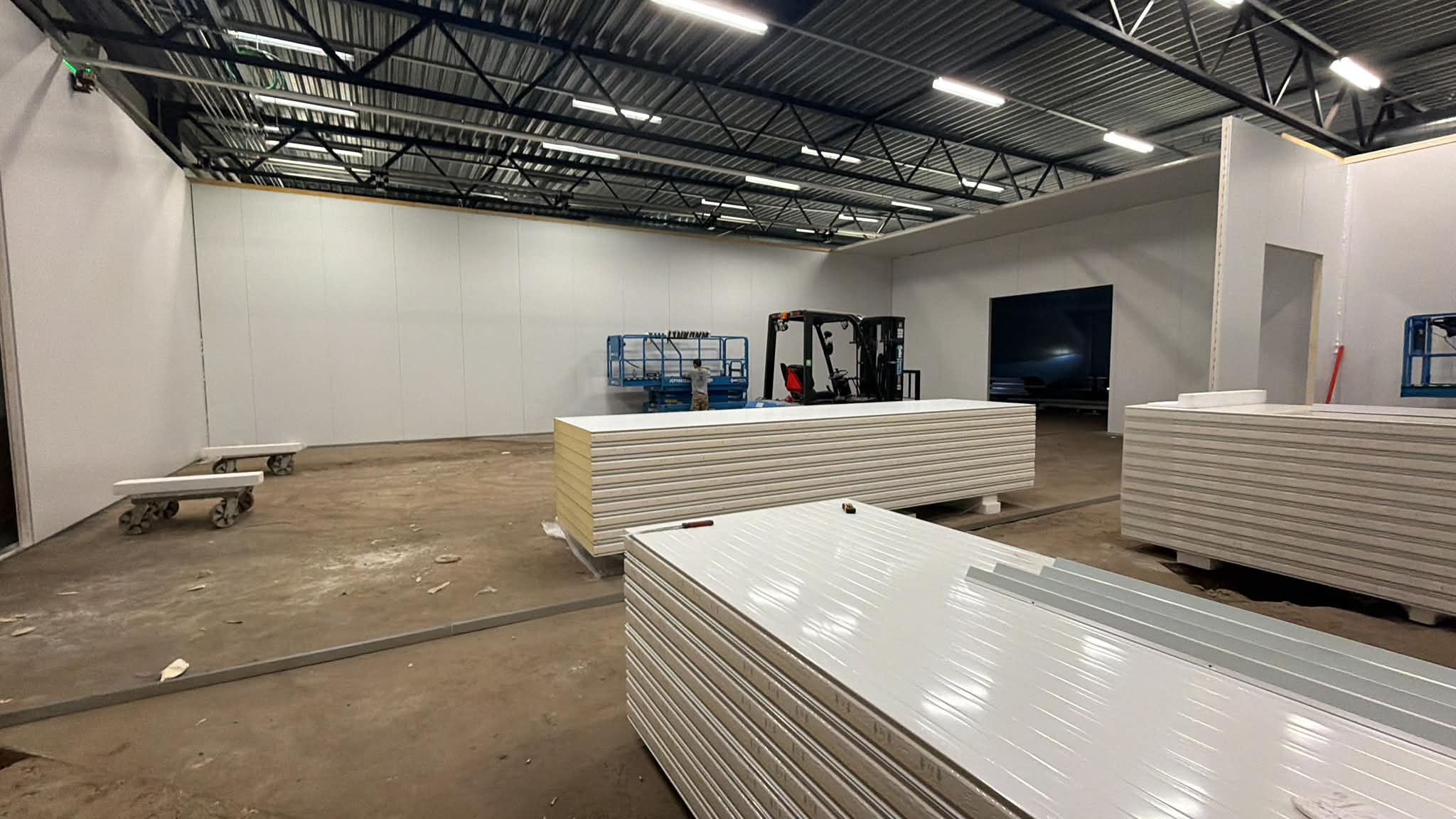 Paneelmontage im Gebäudeinneren